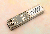 AFBR-5701ALZ, 1.063/1.25 ГБод сменный модуль приемопередатчика с малым форм-фактором (SFP) для многомодового оптоволокна сетей стандарта Gigabit Ethernet и каналов Fibre Channel систем хранения данных, стандартное крепление